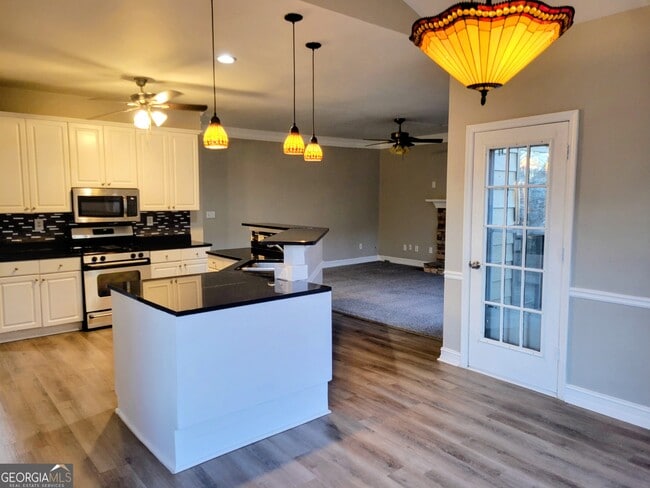 Building Photo - 1523 Fallen Leaf Dr SW