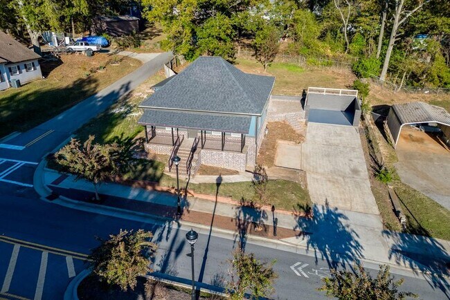 Building Photo - 4615 S Lee St