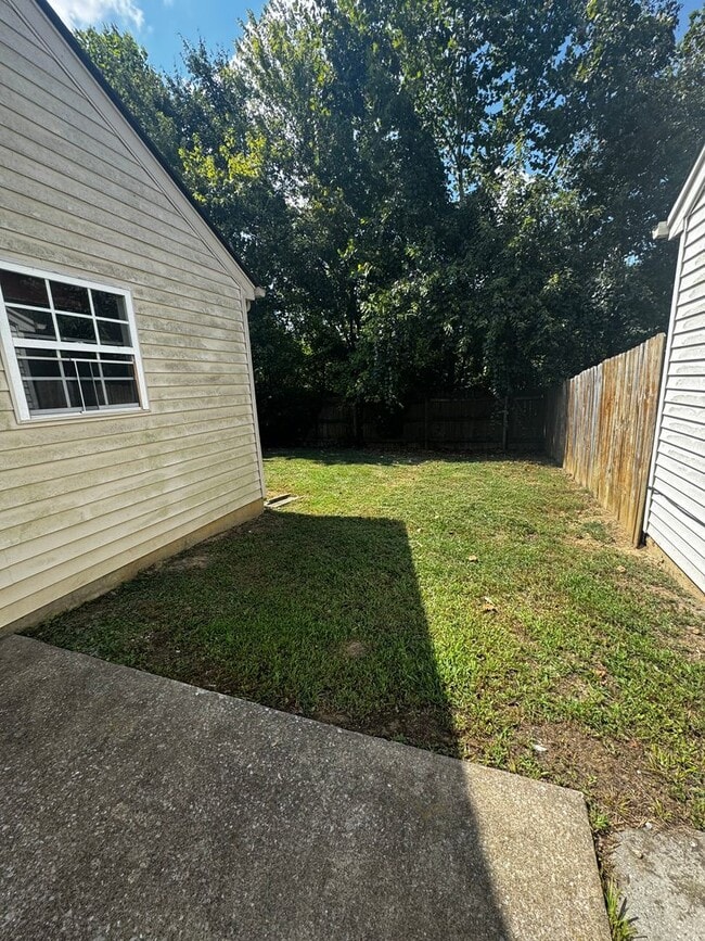 Building Photo - Month-to-Month Lease Available – 2 Bed / 1...