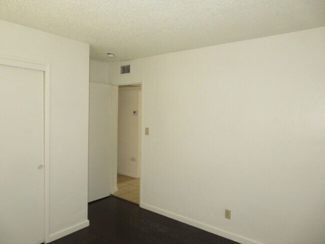 Building Photo - 2 Bedroom/1 Bath Apartment in Northern Oil...