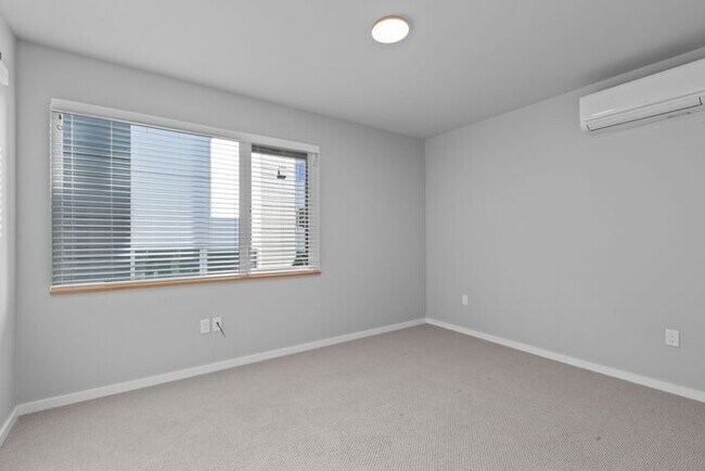 Building Photo - Stunning Othello Park Designer Townhome with Air Conditioning