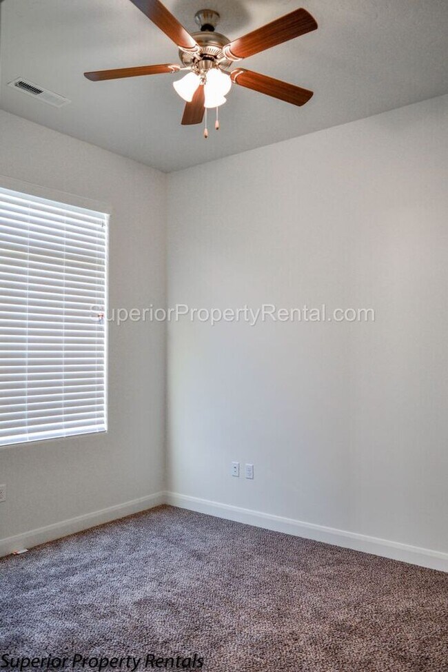 Building Photo - 4 bed, 2.5 bath home, 2 car garage with a large yard/ Pet friendly