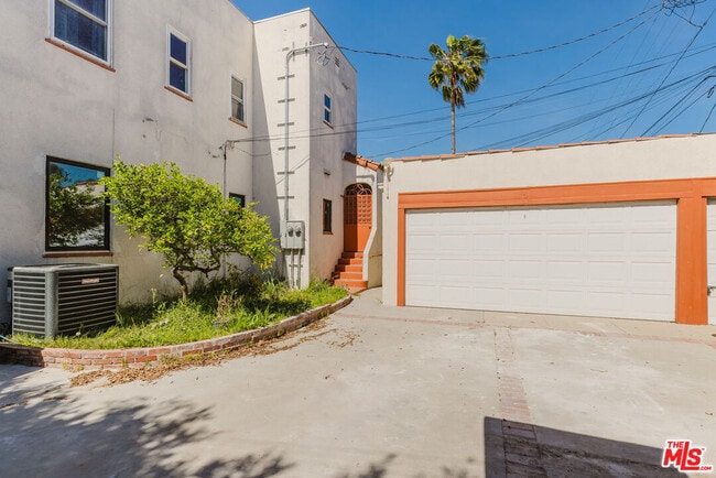 Building Photo - 1122 S Tremaine Ave