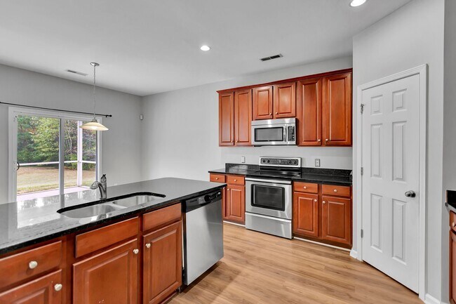 Building Photo - Spacious 3 Bedroom home in Mckwen!