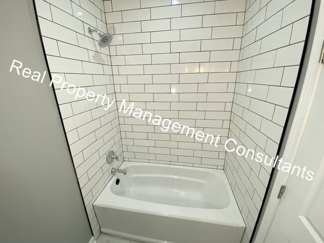 Building Photo - Renovated 3-Bedroom Home! Deposit Free Living Available via Obligo