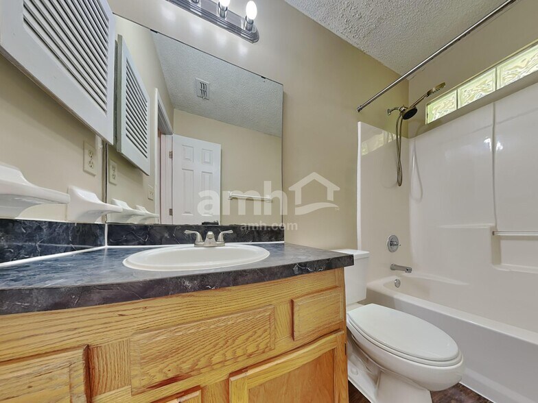 Building Photo - 325 Willow Green Dr