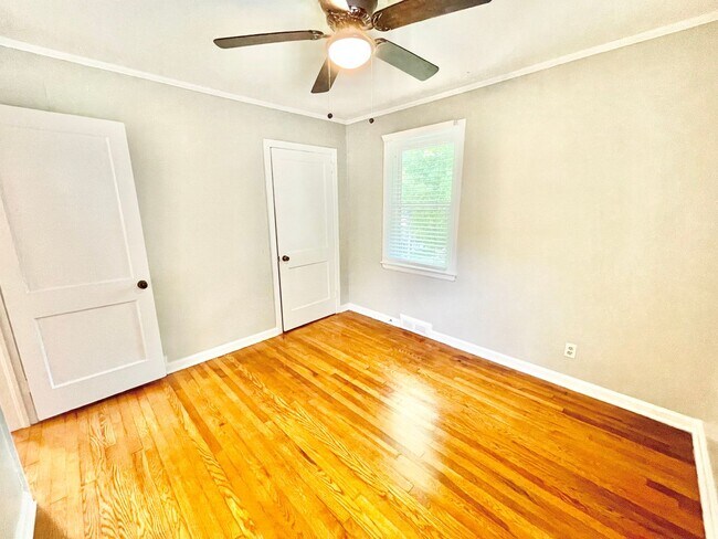 Building Photo - Beautiful 3 Bed 1 Bath Home Located near target shopping center off of Battleground in desirable ...