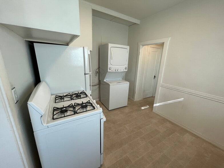 Building Photo - 418 W Main St