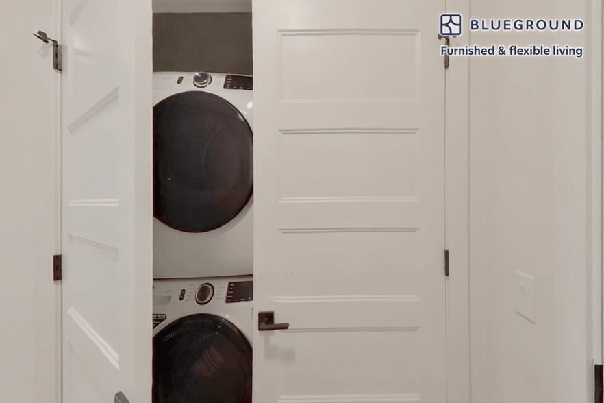 Building Photo - 1580 E 39th Ave