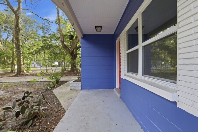 Building Photo - Beautiful, renovated 3 bedroom 1 bath home