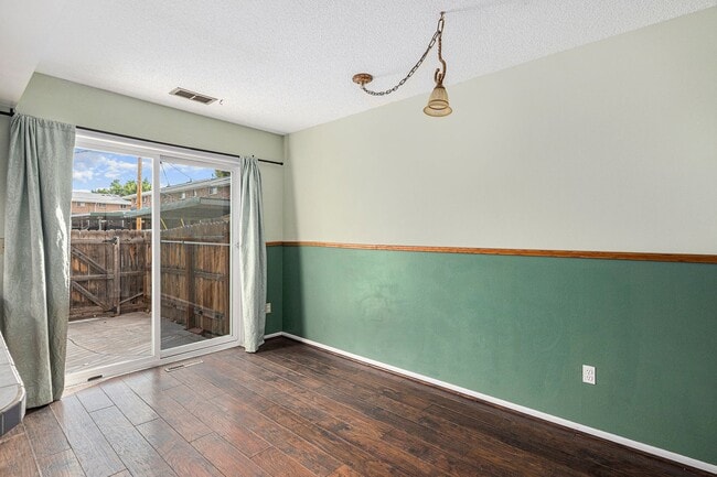 Building Photo - Spacious 2 bedroom home in the heart of Ha...