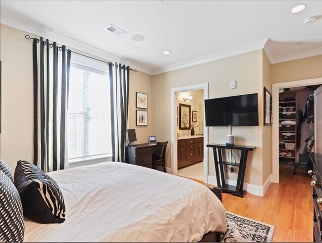 Building Photo - 525 E 7th St