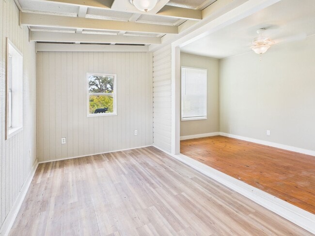 Building Photo - Harper TX Rental