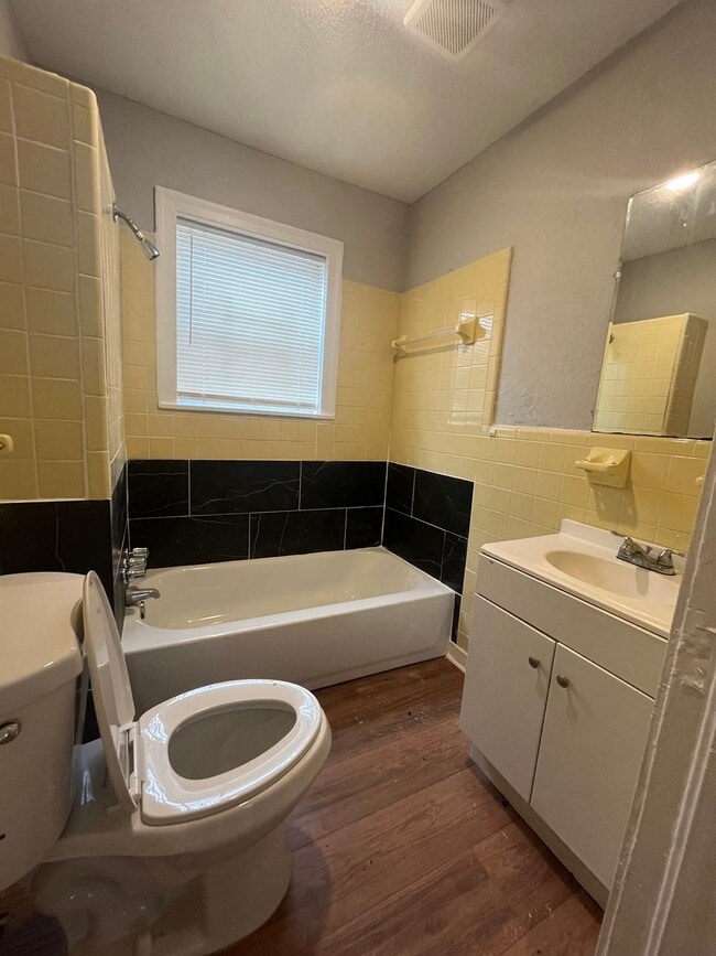 Building Photo - Newly Renovated Unit in Heart of Memphis