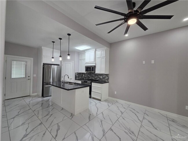 Building Photo - 6 6th St