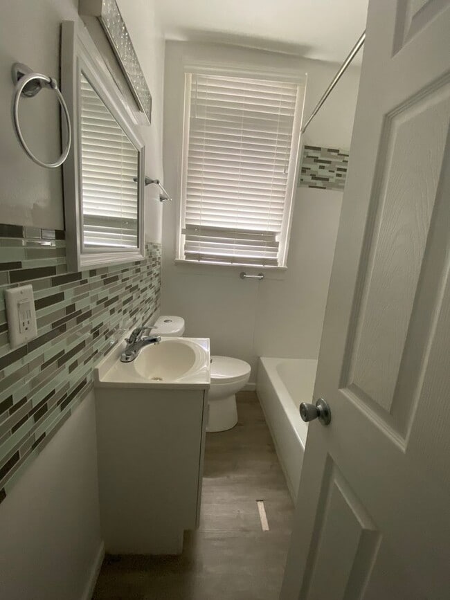 Building Photo - Charming 3 Bedroom Home!