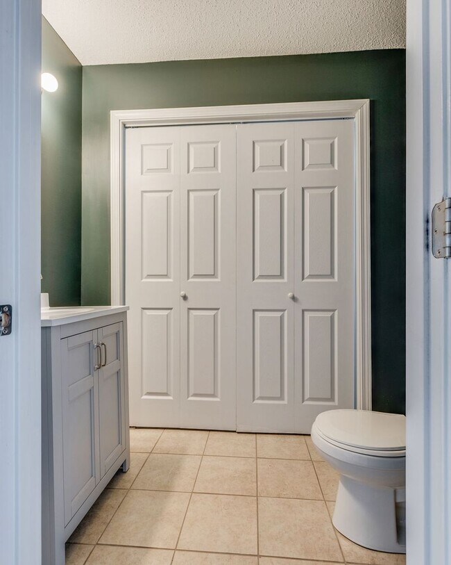 Building Photo - Now Available | 2 Bedroom 2.5 Bath | Bristol, TN