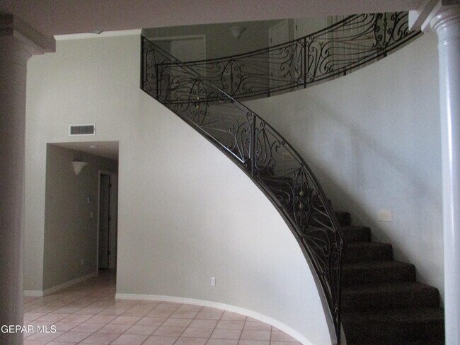 Building Photo - 2030 Paseo Del Prado Dr