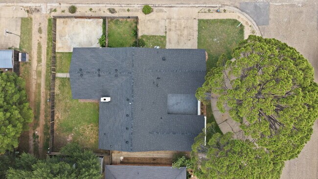 Building Photo - "Charming 4-Bed Oasis with Fireplace in Lubbock - 2 Full Baths & Spacious 2460 Sq Ft!"