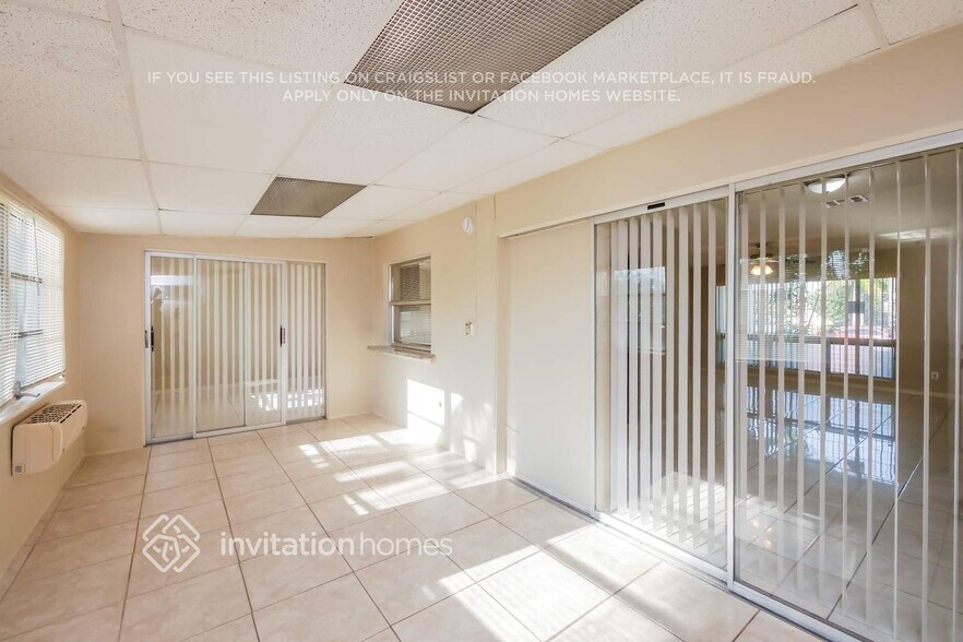 Building Photo - 700 S Rainbow Dr