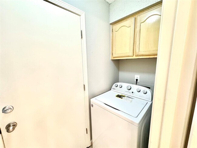Building Photo - 1401 Somerset Dr
