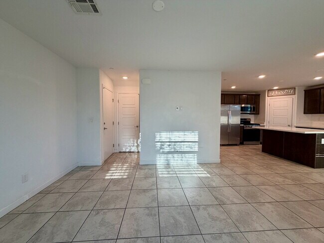 Building Photo - 3 BED 2.5 BATH 2 CAR GARAGE TOWNHOUSE IN CADENCE HENDERSON WITH LOFT
