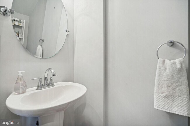 Building Photo - 3722 Edison St