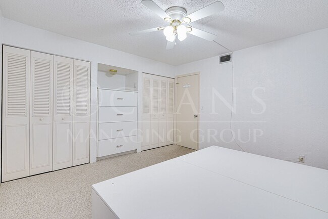 Building Photo - Centrally Located Beachside Condo in Ormond