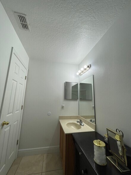 Building Photo - 2452 Hassonite St