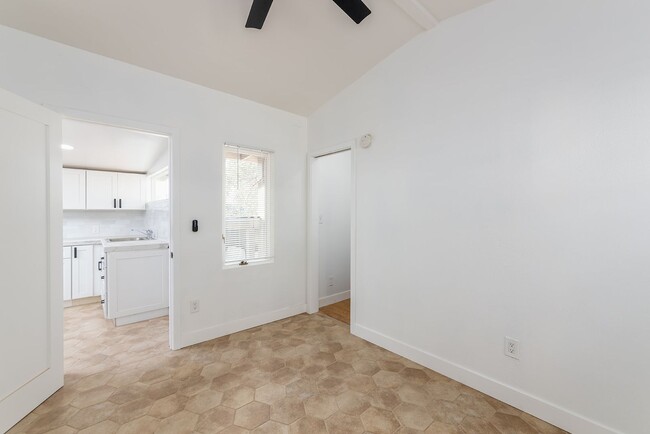 Building Photo - Beautiful Remodeled 1 Bedroom!