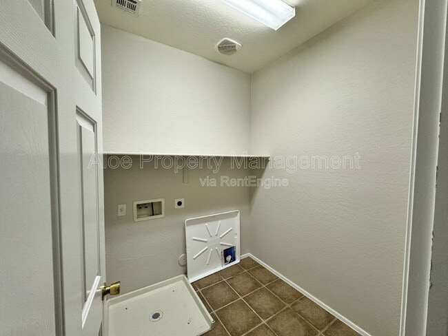 Building Photo - 43658 Caven Dr