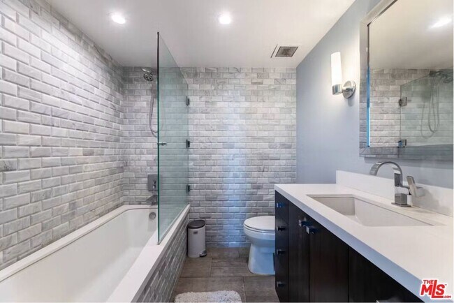 Building Photo - 818 N Doheny Dr