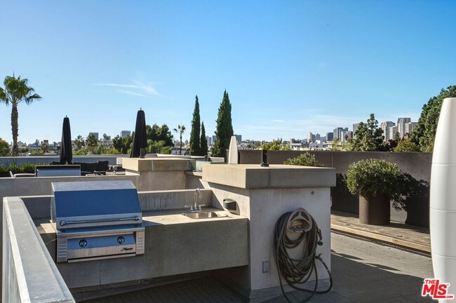 Building Photo - 1849 Fox Hills Dr