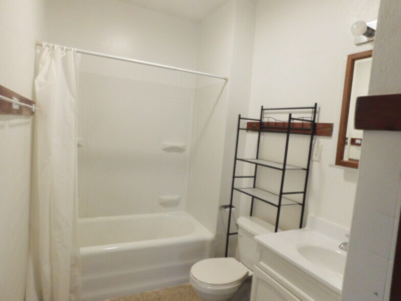 Building Photo - 230 W Summit St