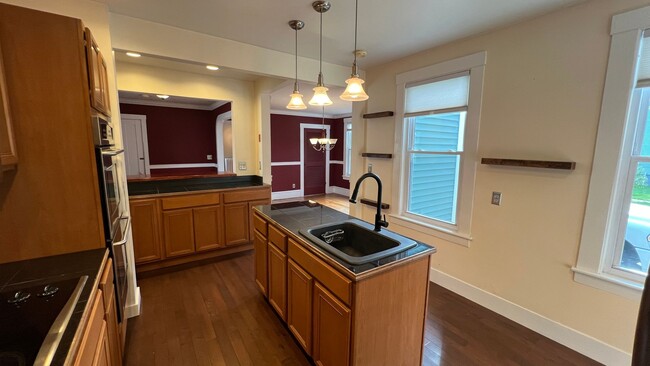 Building Photo - Lovely 3 Bedroom New Englander in Wonderfu...