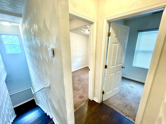 Building Photo - Charming 3-Bedroom Home with Fenced Yard i...