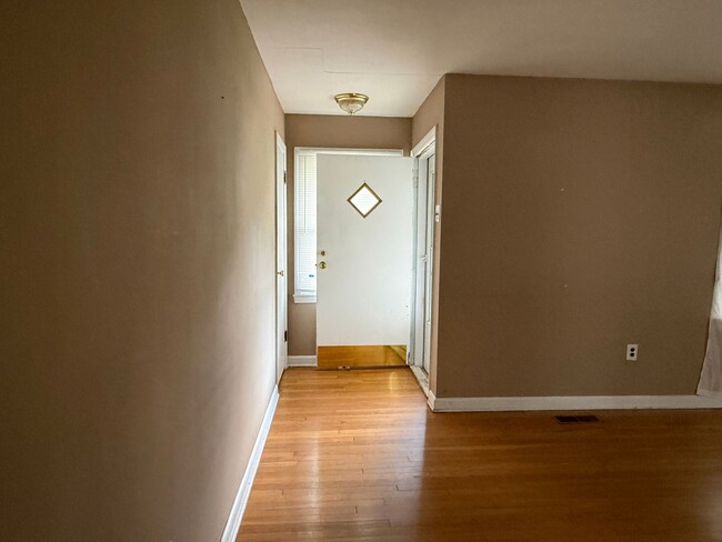 Building Photo - 3bed / 2 bath house near Race Track!