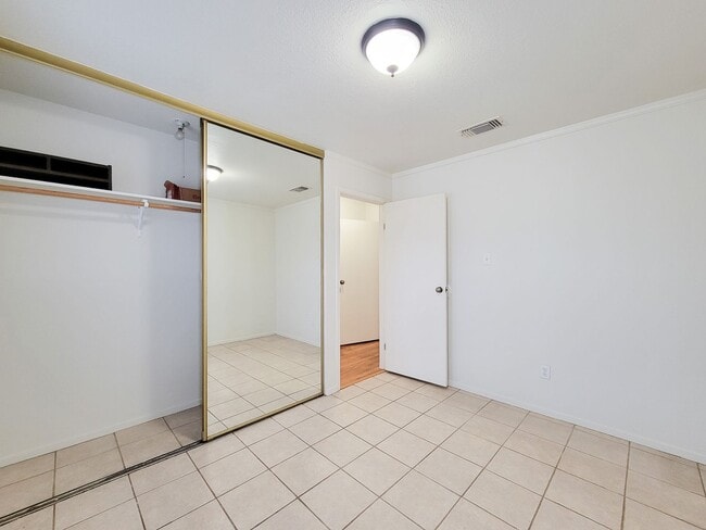 Building Photo - This corner unit is great because being on the end unit is more private and there are no condo's ...