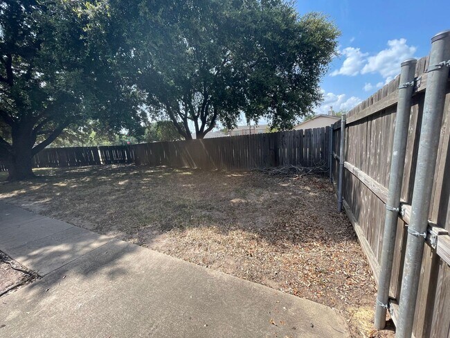 Building Photo - END OF JULY 2025 PRE-LEASE!  Spacious 3 Be...