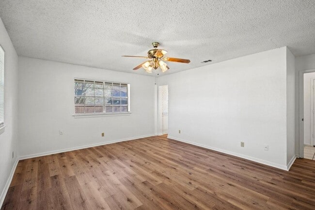 Building Photo - Charming 3-Bedroom Home with Garden Oasis