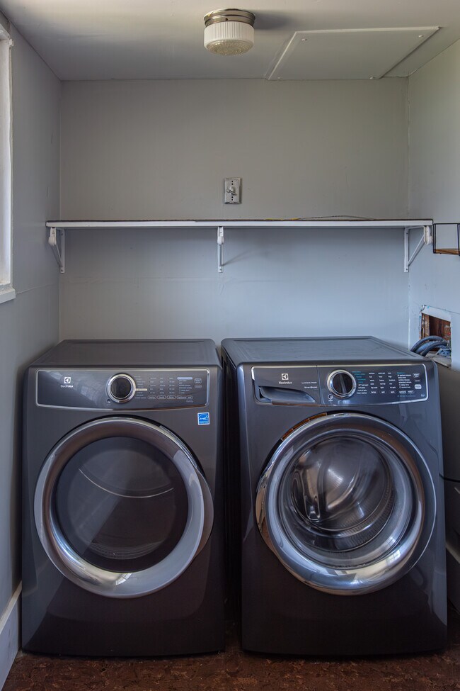 Building Photo - 1124 S Newport Ave