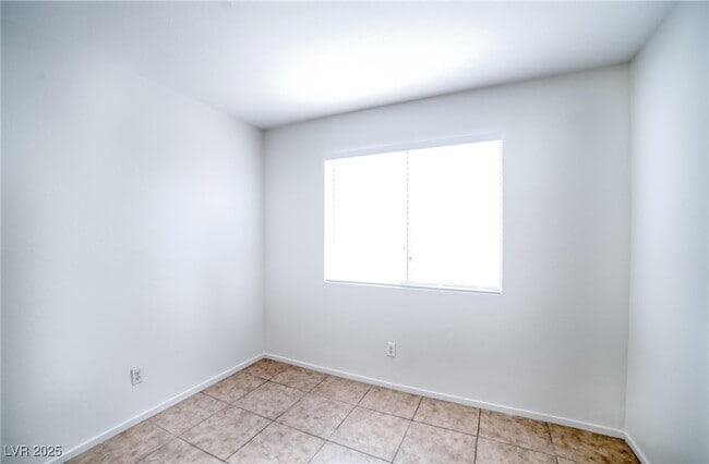 Building Photo - 2542 N Grand Basin Dr