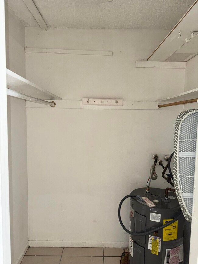 Building Photo - 1417 N J St