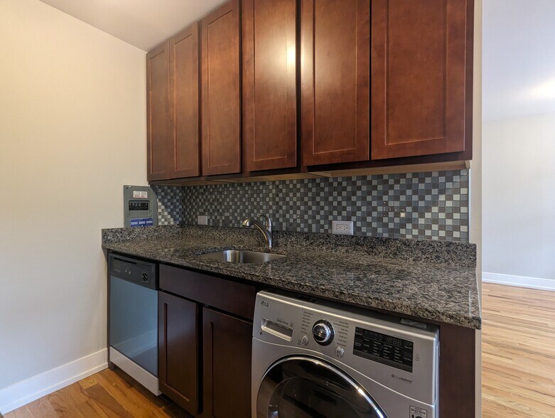 Building Photo - 510 W Briar Pl
