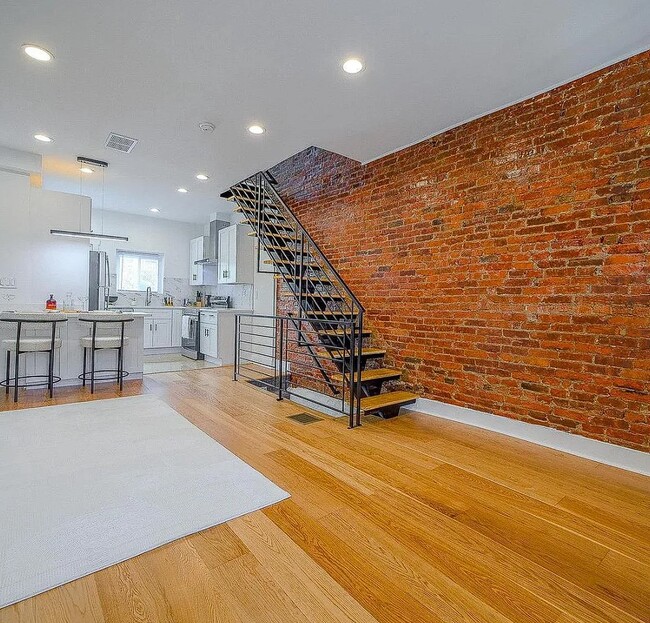 Building Photo - 913 S Yewdall St