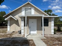 Building Photo - 2 Bedroom 1 Bathroom Home