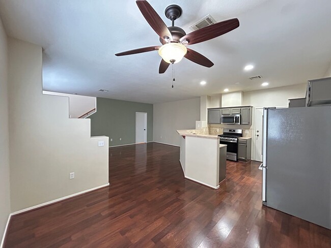 Building Photo - Gated Townhome 3-Bedrooms 2.5-Bathrooms!