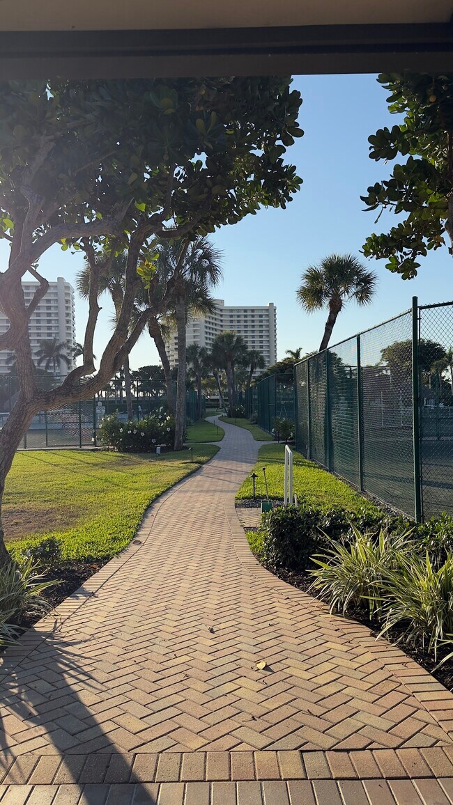 Building Photo - 651 Seaview Ct