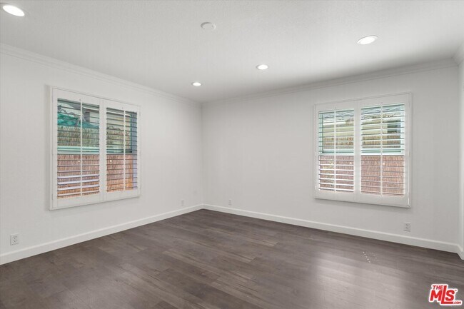 Building Photo - 2002 Kelton Ave