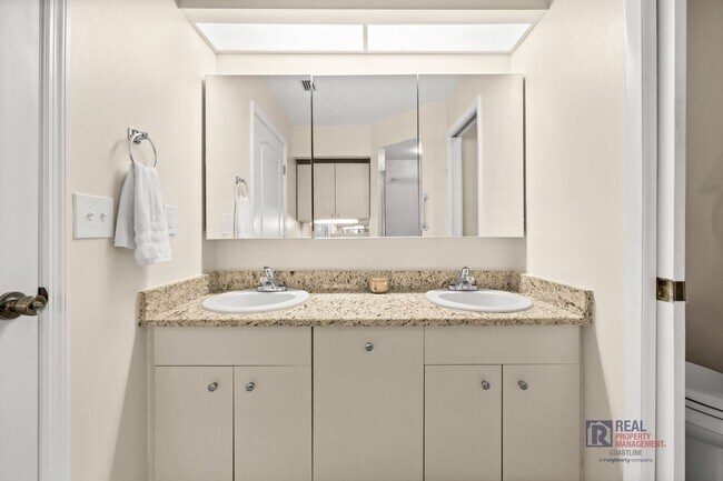 Building Photo - Charming 2BR/2BA Sarasota Retreat Near UTC - Annual Lease